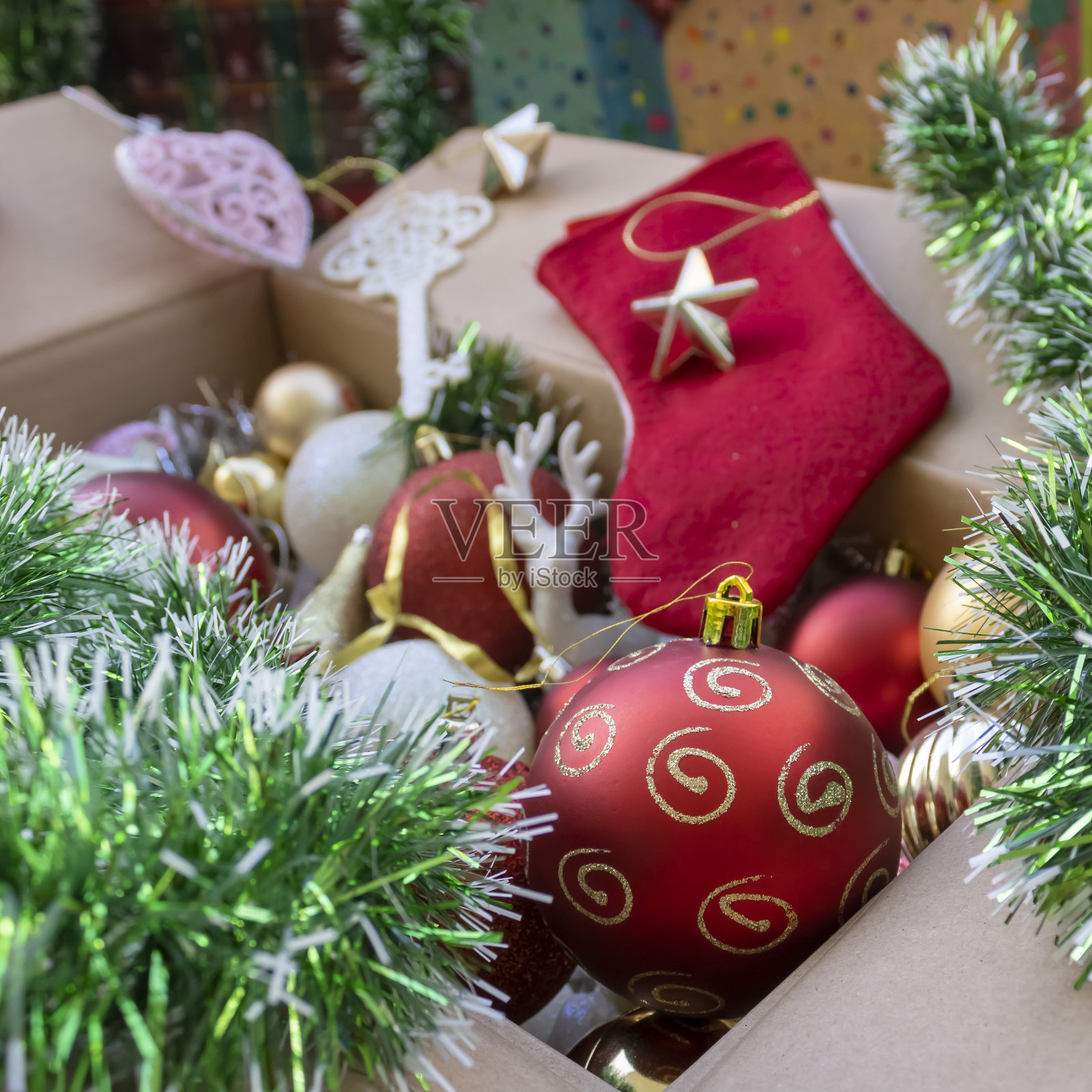 装饰盒里的圣诞球照片摄影图片