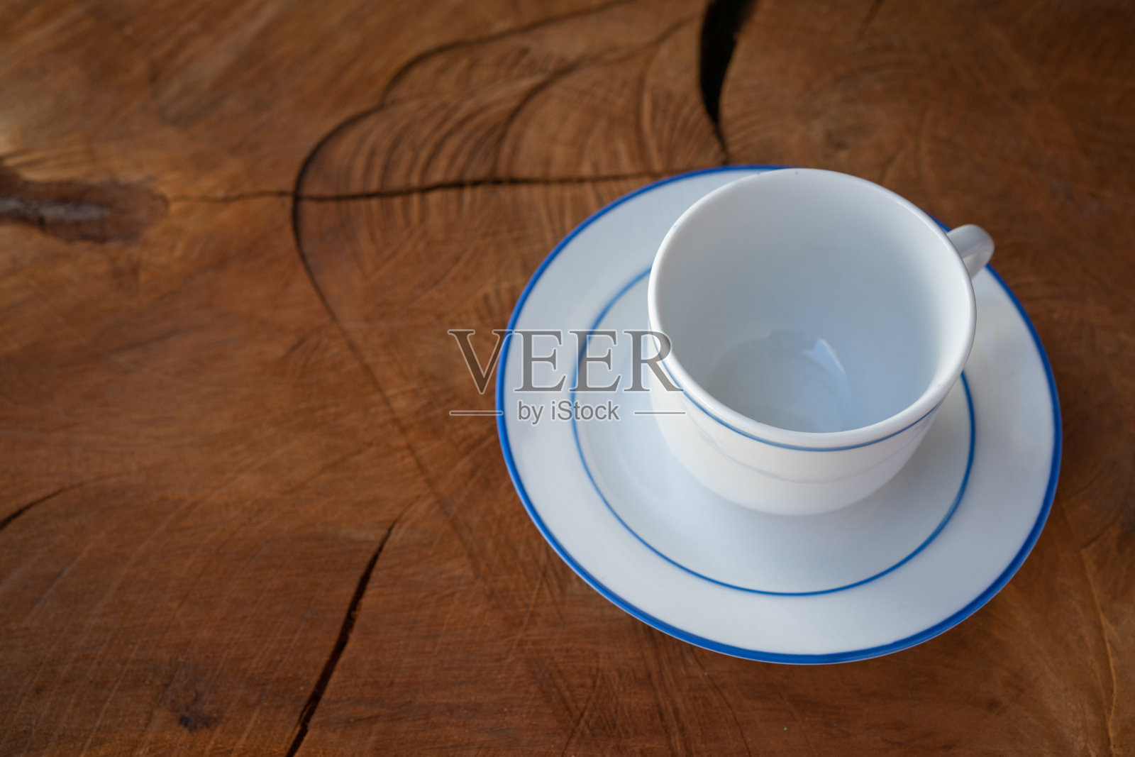 木桌上的咖啡杯俯视图。使用复制空间照片摄影图片