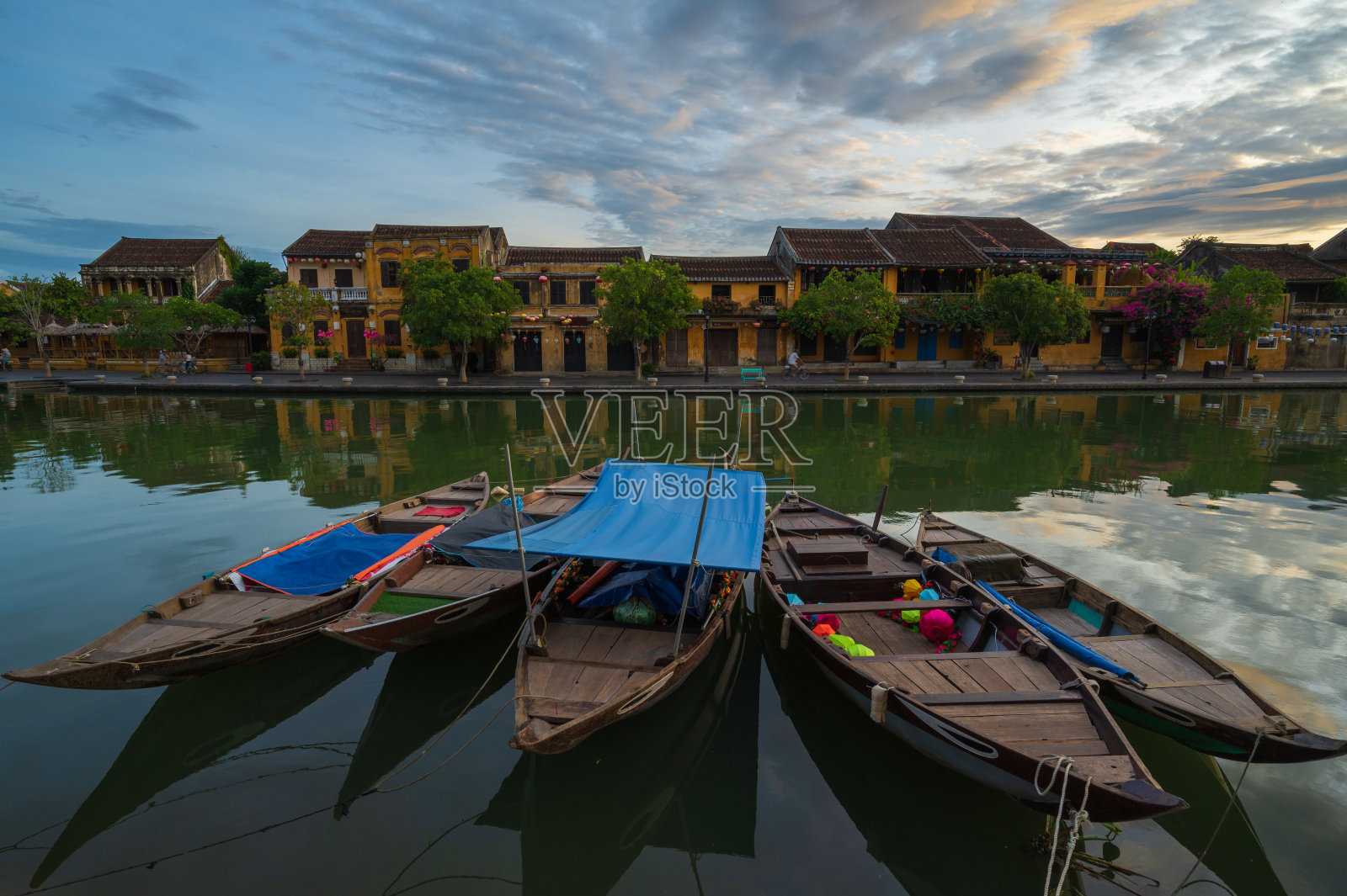 会安古城秋盆河上的木船照片摄影图片