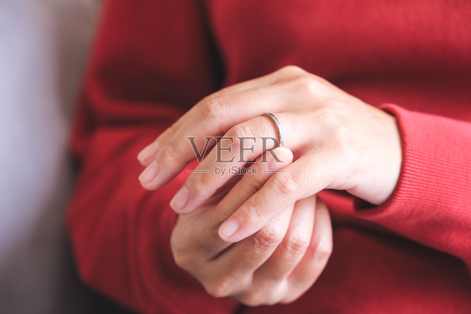 一个女人在她的无名指上戴上银戒指的特写照片摄影图片