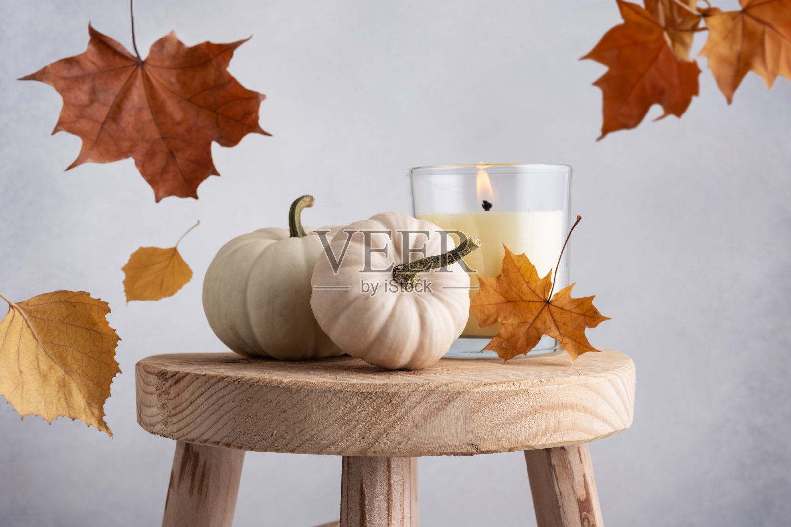 舒适的秋季家庭装饰与小南瓜照片摄影图片