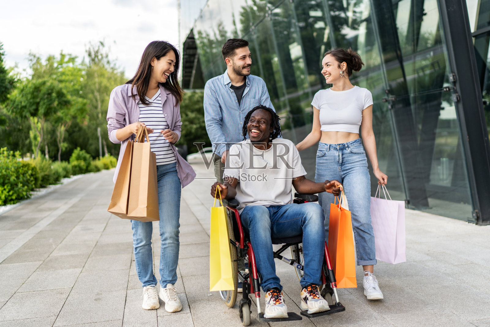 朋友购物照片摄影图片