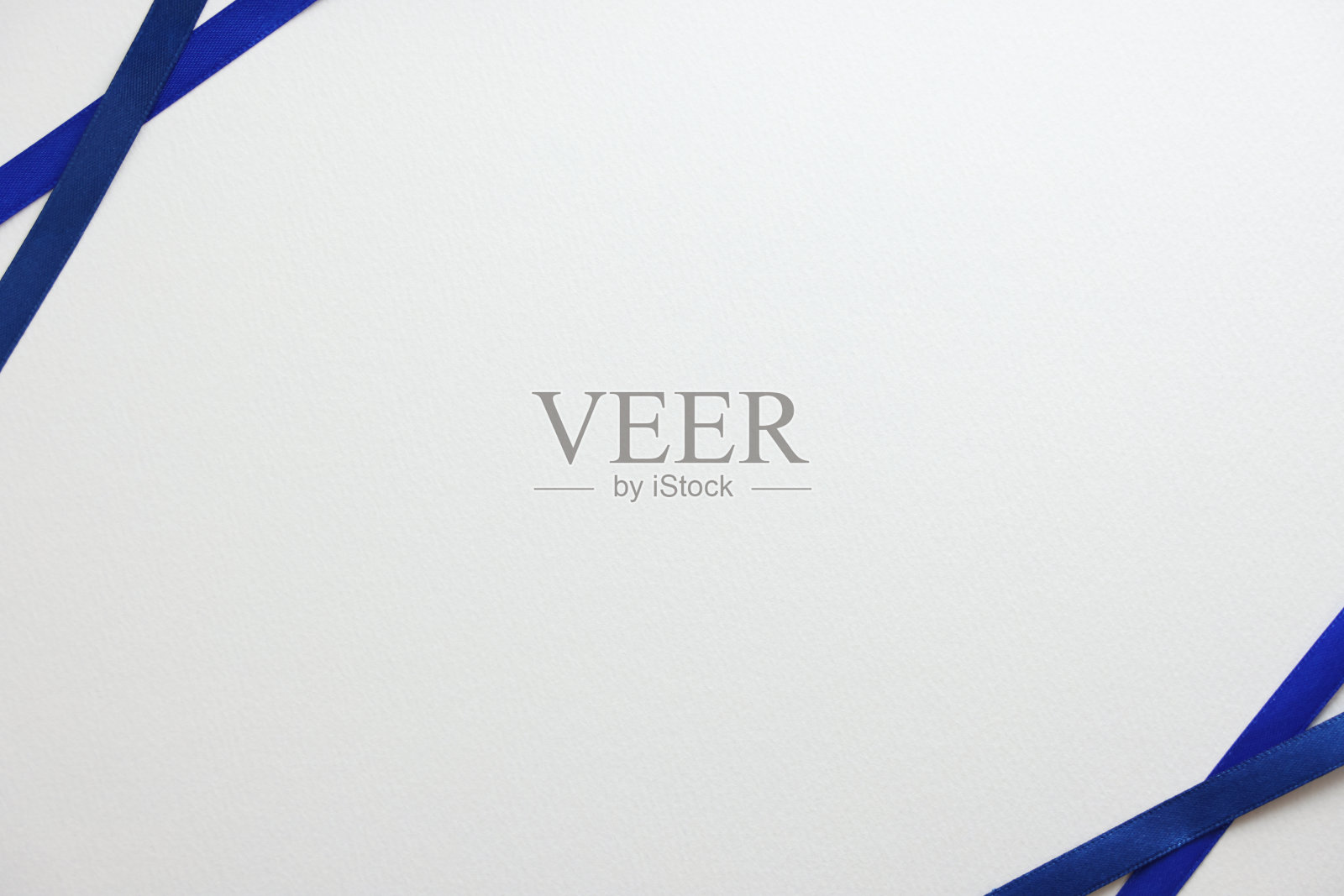 白色背景上的蓝丝带照片摄影图片