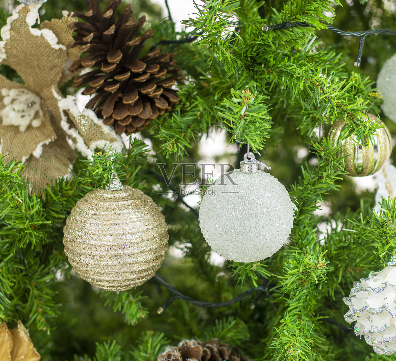 圣诞装饰用球和树照片摄影图片