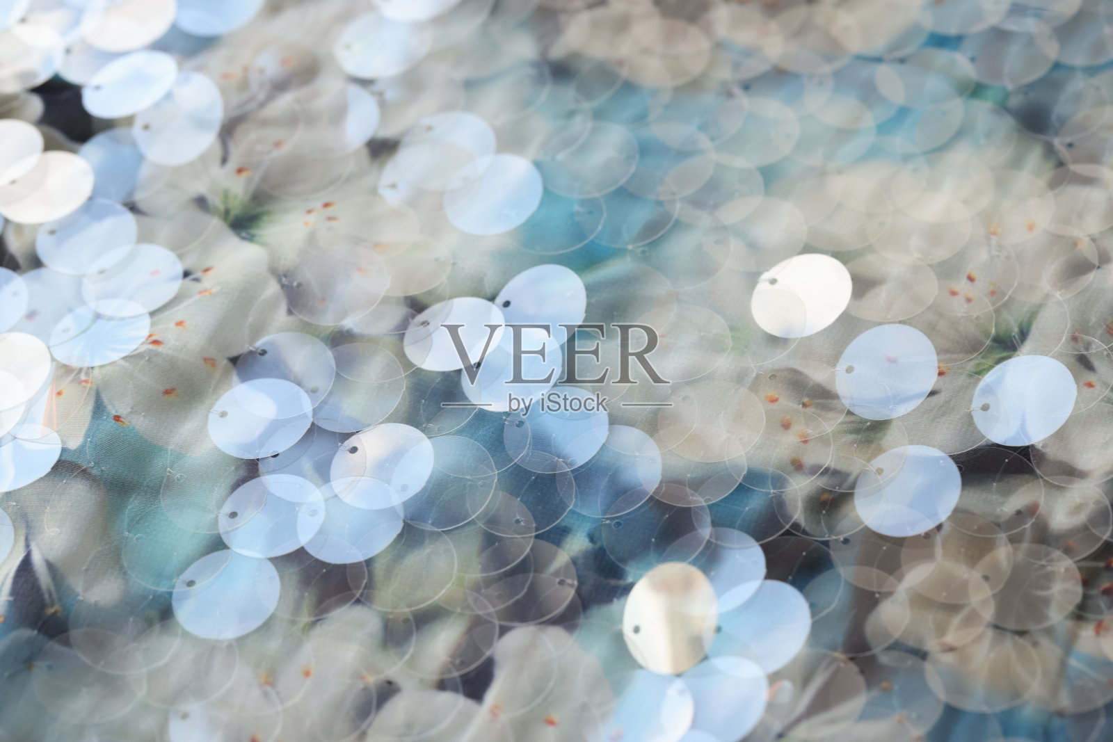 闪闪发光的亮片在白色和蓝色中闪烁照片摄影图片