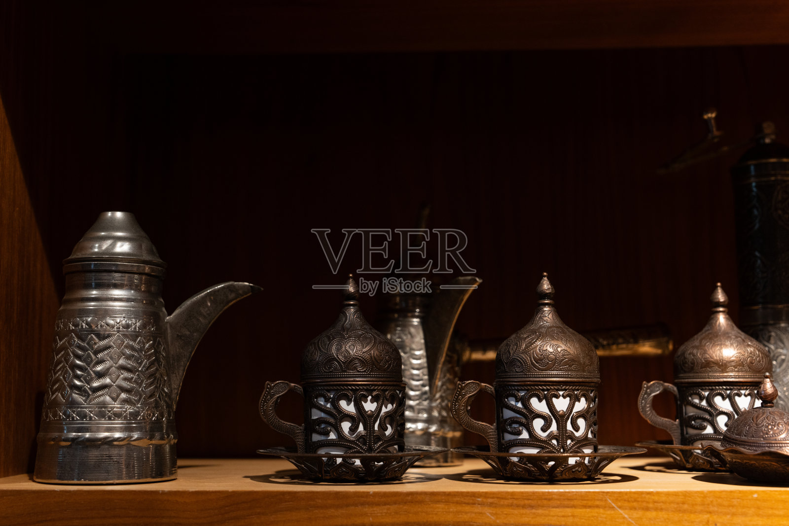 土耳其咖啡用具摄影：咖啡壶、咖啡杯和咖啡研磨机，土耳其伊斯坦布尔照片摄影图片