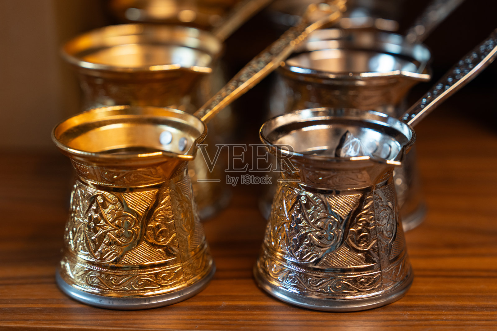 土耳其咖啡用具摄影：咖啡壶、咖啡杯和咖啡研磨机，土耳其伊斯坦布尔照片摄影图片
