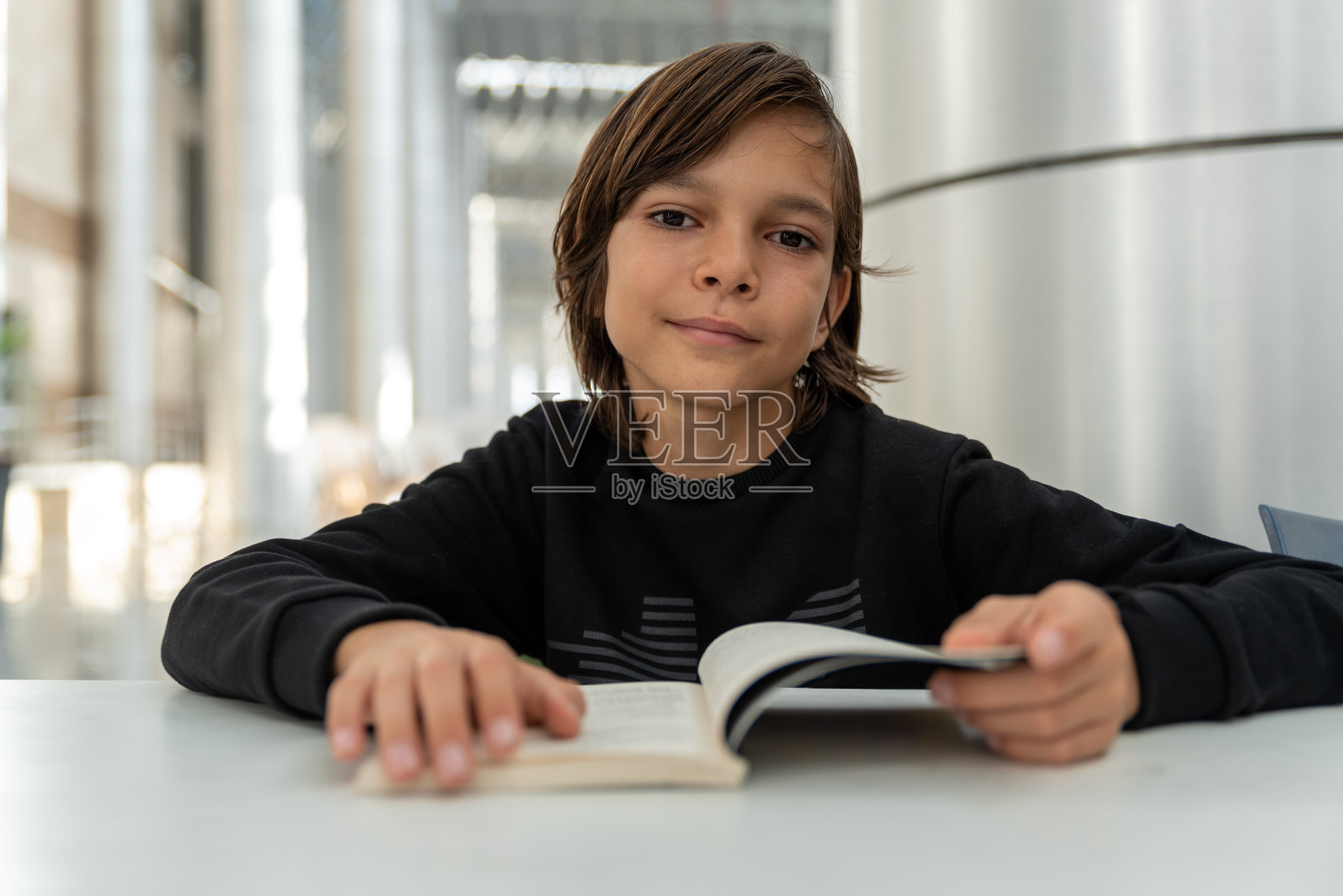 爱到处读书的孩子照片摄影图片