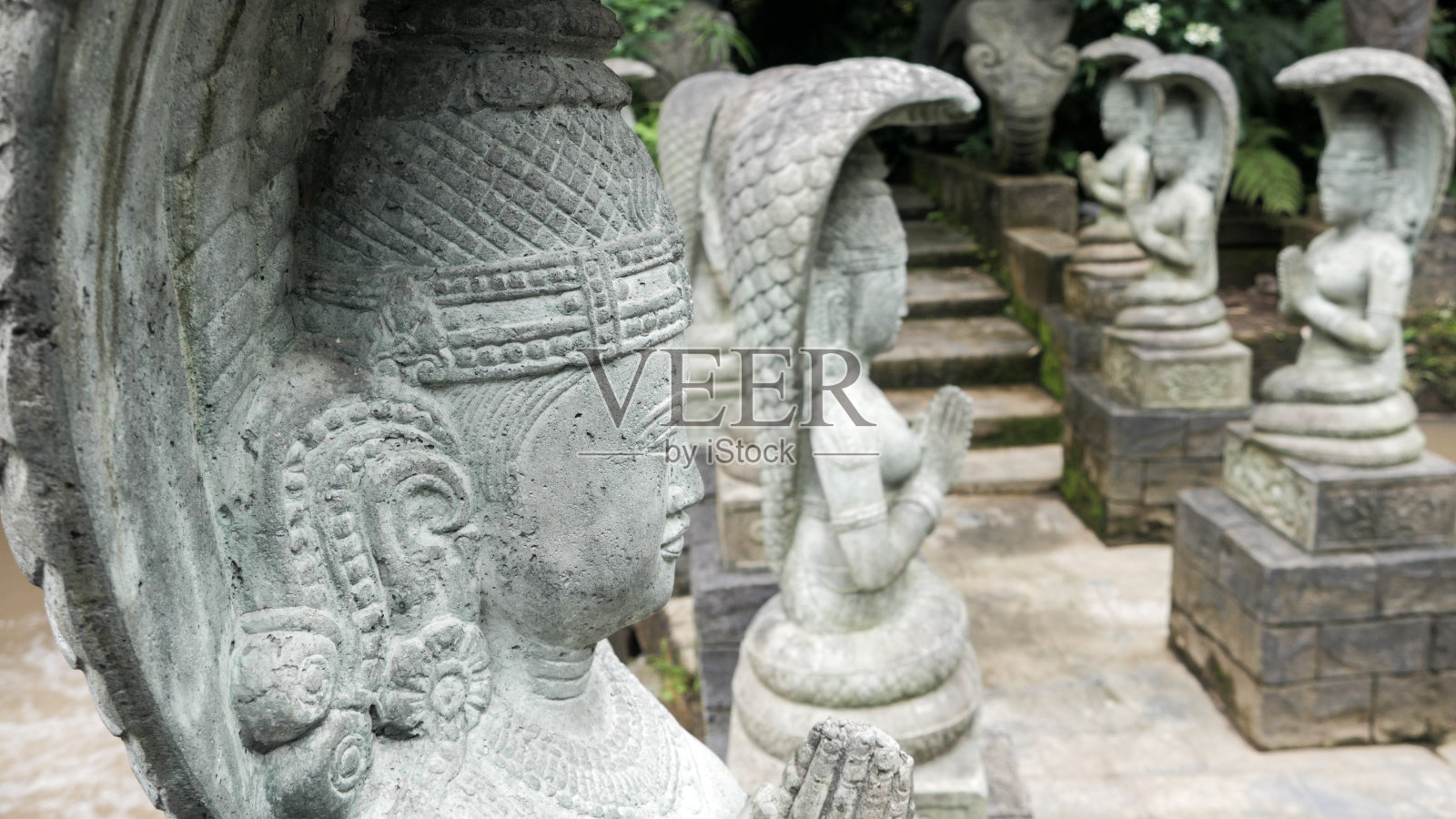 佛像与蛇在他的头上模糊的背景照片摄影图片