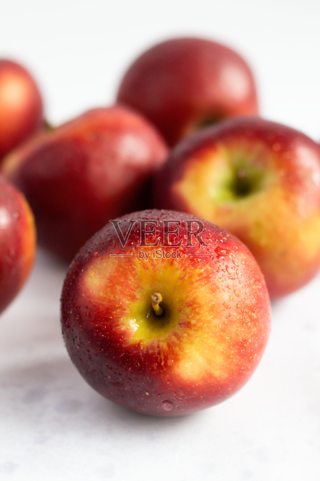 红苹果。在白色的背景上。照片摄影图片