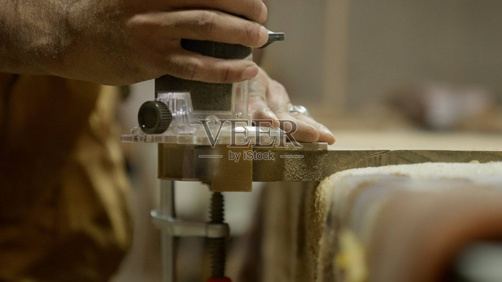 在车库里工作的日本木工。照片摄影图片