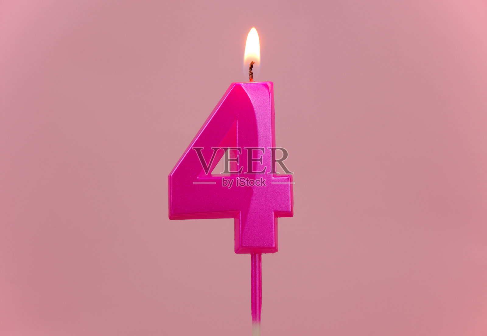 粉色生日蜡烛，粉色背景，4号照片摄影图片