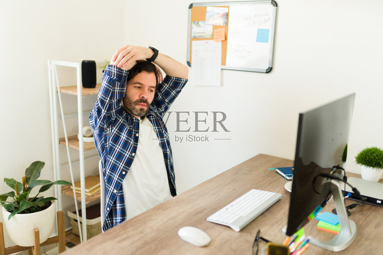 活跃的西班牙裔男子在办公室工作和锻炼照片摄影图片