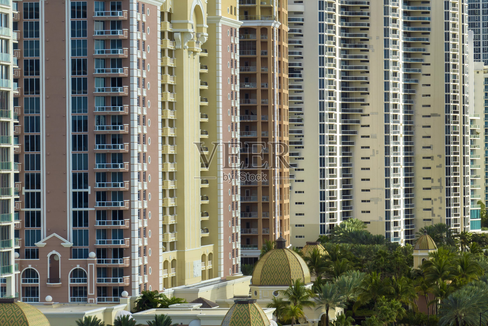 阳光岛海滩城市的高角度视图，在大西洋海岸有昂贵的高层酒店和公寓建筑。佛罗里达州南部沿海的美国旅游基础设施照片摄影图片