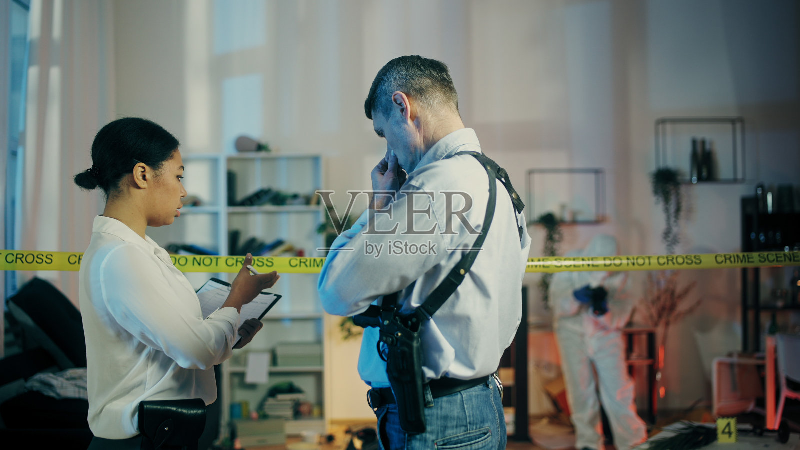 男侦探和女侦探站在犯罪现场思索谋杀的原因照片摄影图片