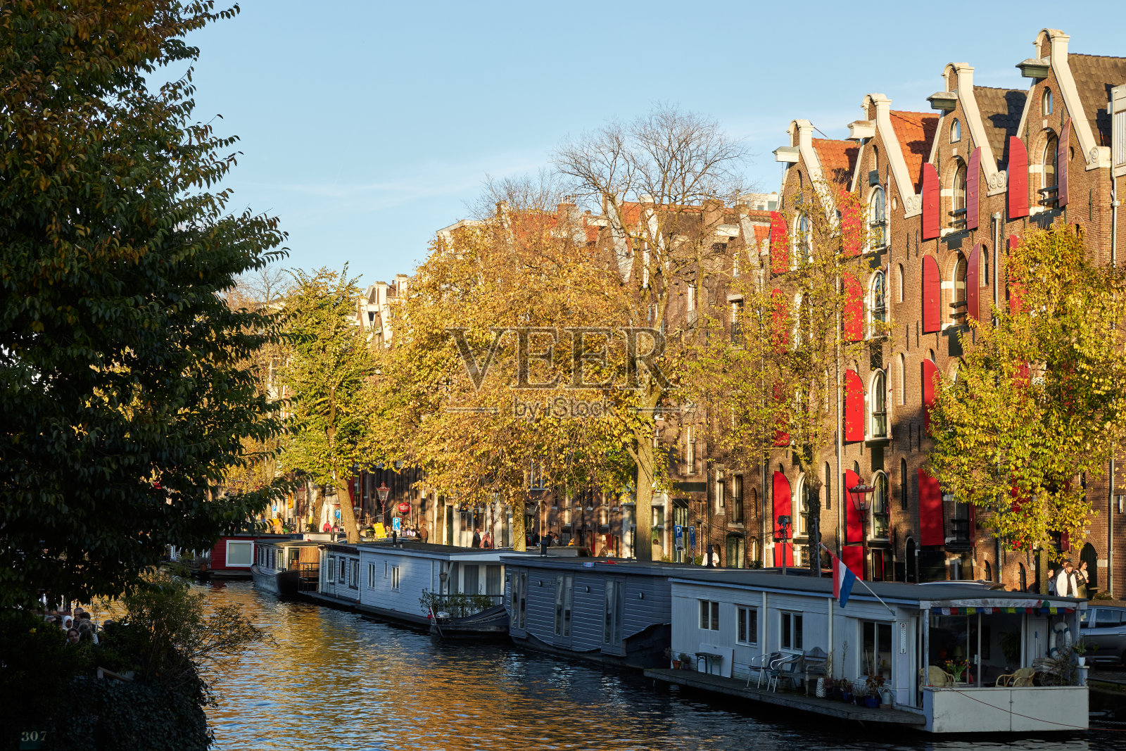 阿姆斯特丹有红色百叶窗的船屋和运河屋照片摄影图片