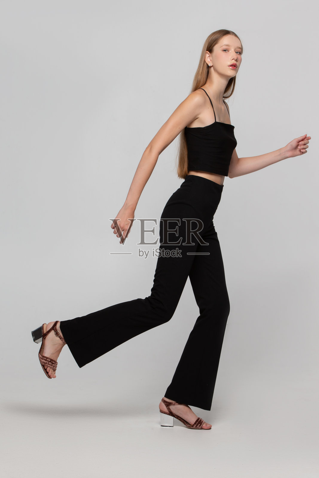 美丽苗条的年轻女孩展示跑步运动。照片摄影图片