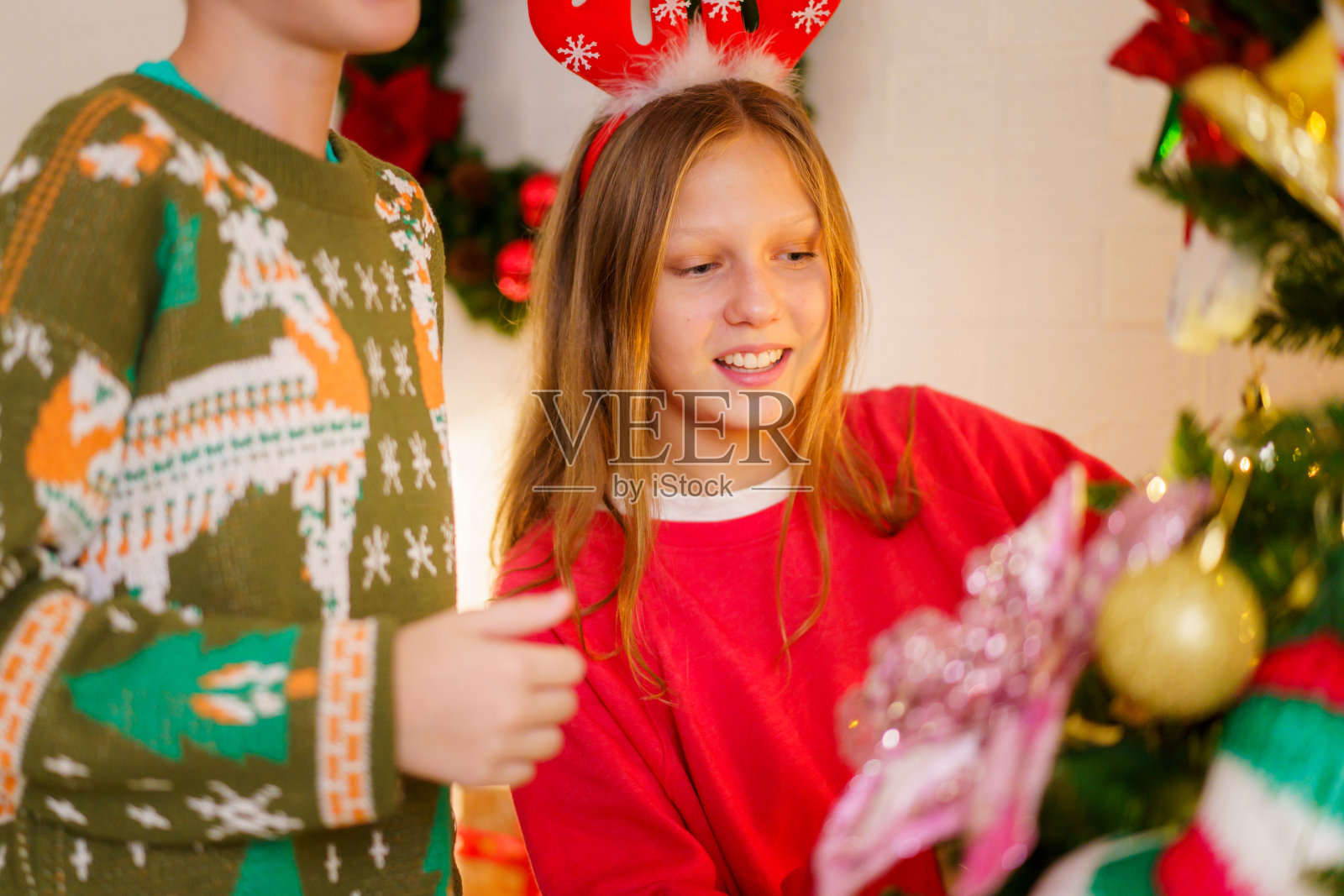 兄弟姐妹一起庆祝圣诞节。照片摄影图片