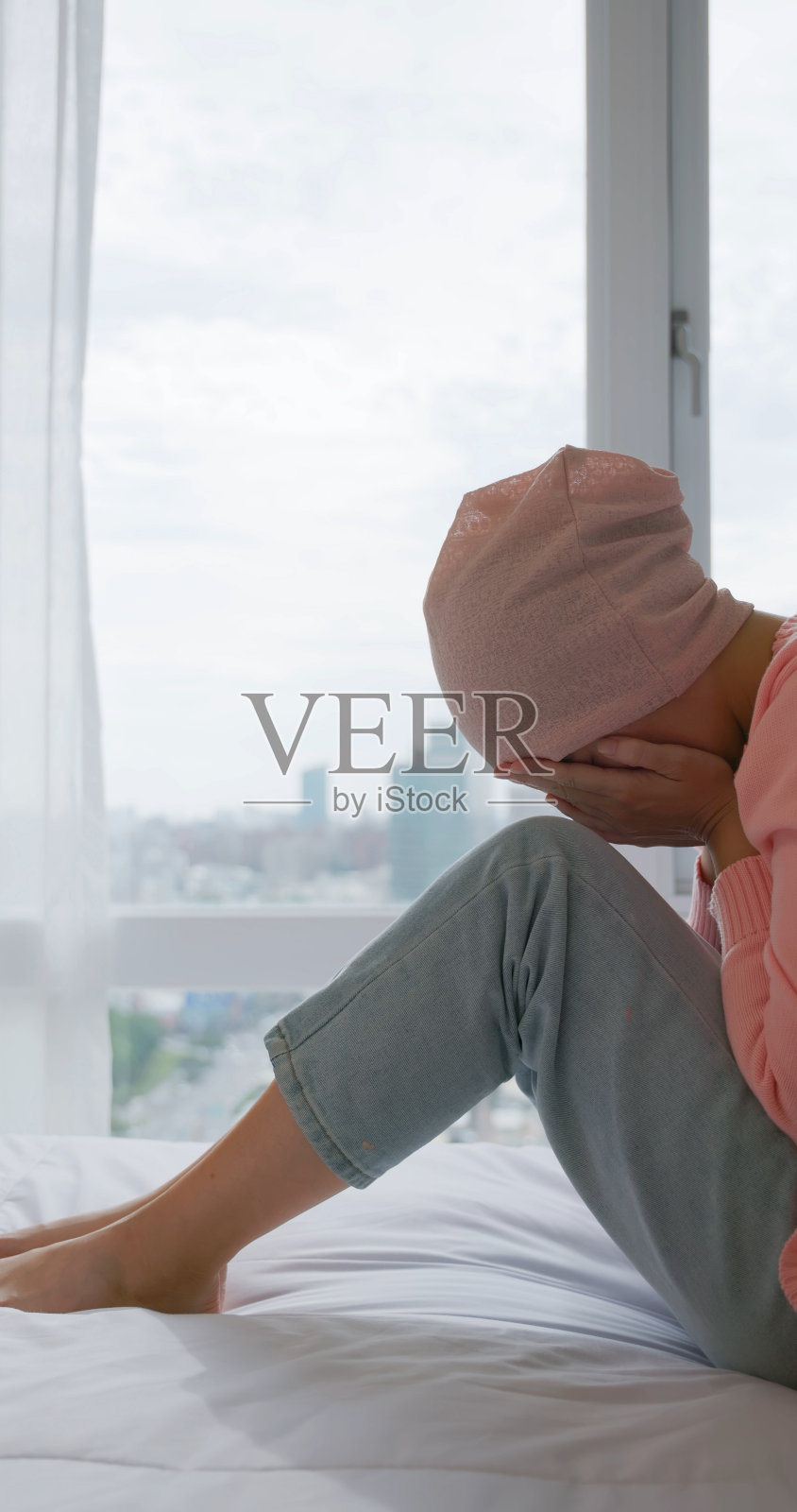 悲伤沮丧的女性癌症患者照片摄影图片