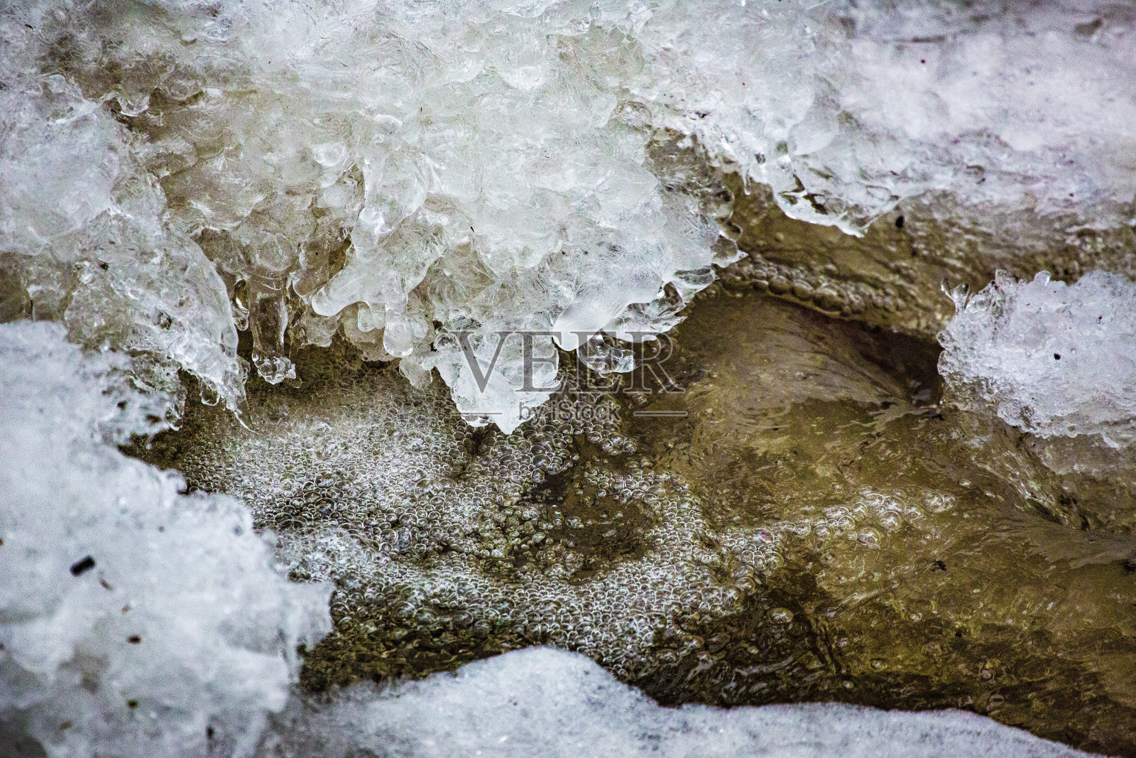 康涅狄格科尔切斯特冰冻瀑布中的冰柱。照片摄影图片