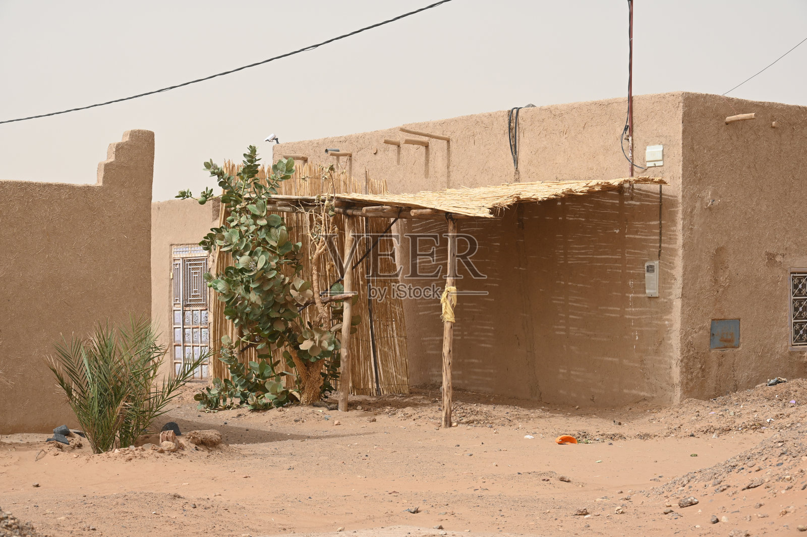 位于摩洛哥南部村庄Erg Chebbi的粘土小屋。照片摄影图片