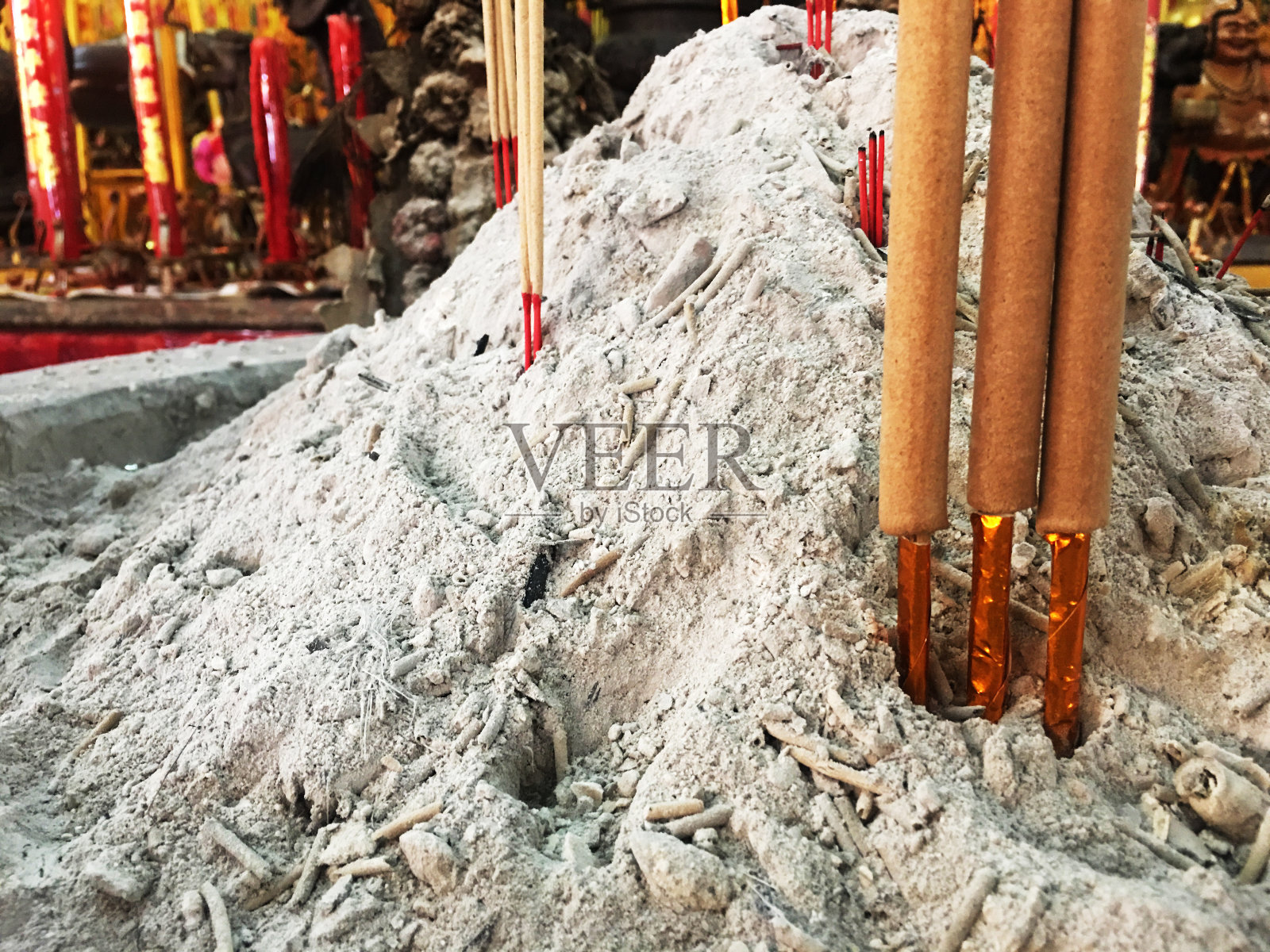 泰国寺庙里燃烧的香烛特写照片摄影图片