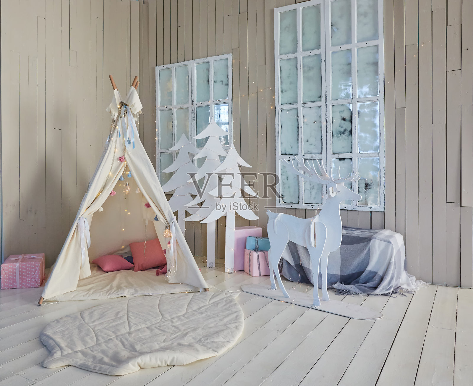 为圣诞节或新年装饰的房间。房间的内部有一棵圣诞树和装饰品照片摄影图片