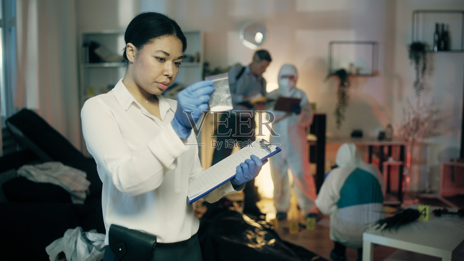 一名黑人女侦探在她的报告中描述了犯罪现场的一个装有某种物质的袋子照片摄影图片