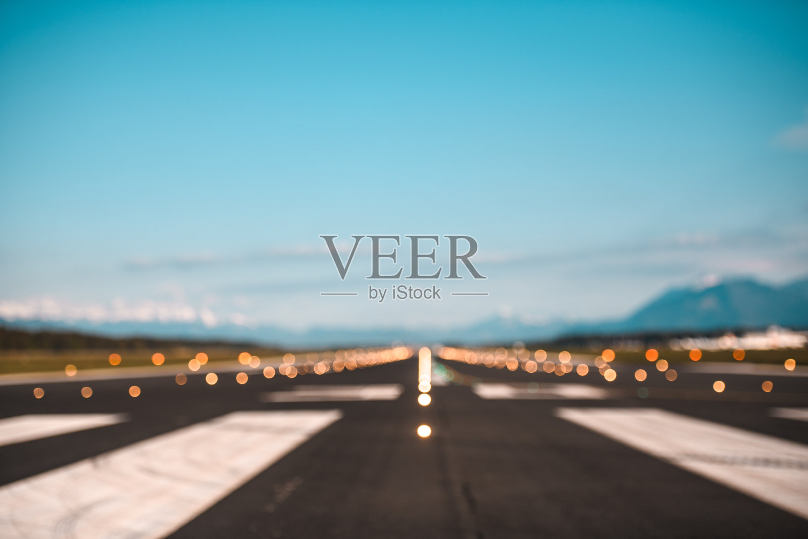 阿尔卑斯山下的机场跑道照片摄影图片