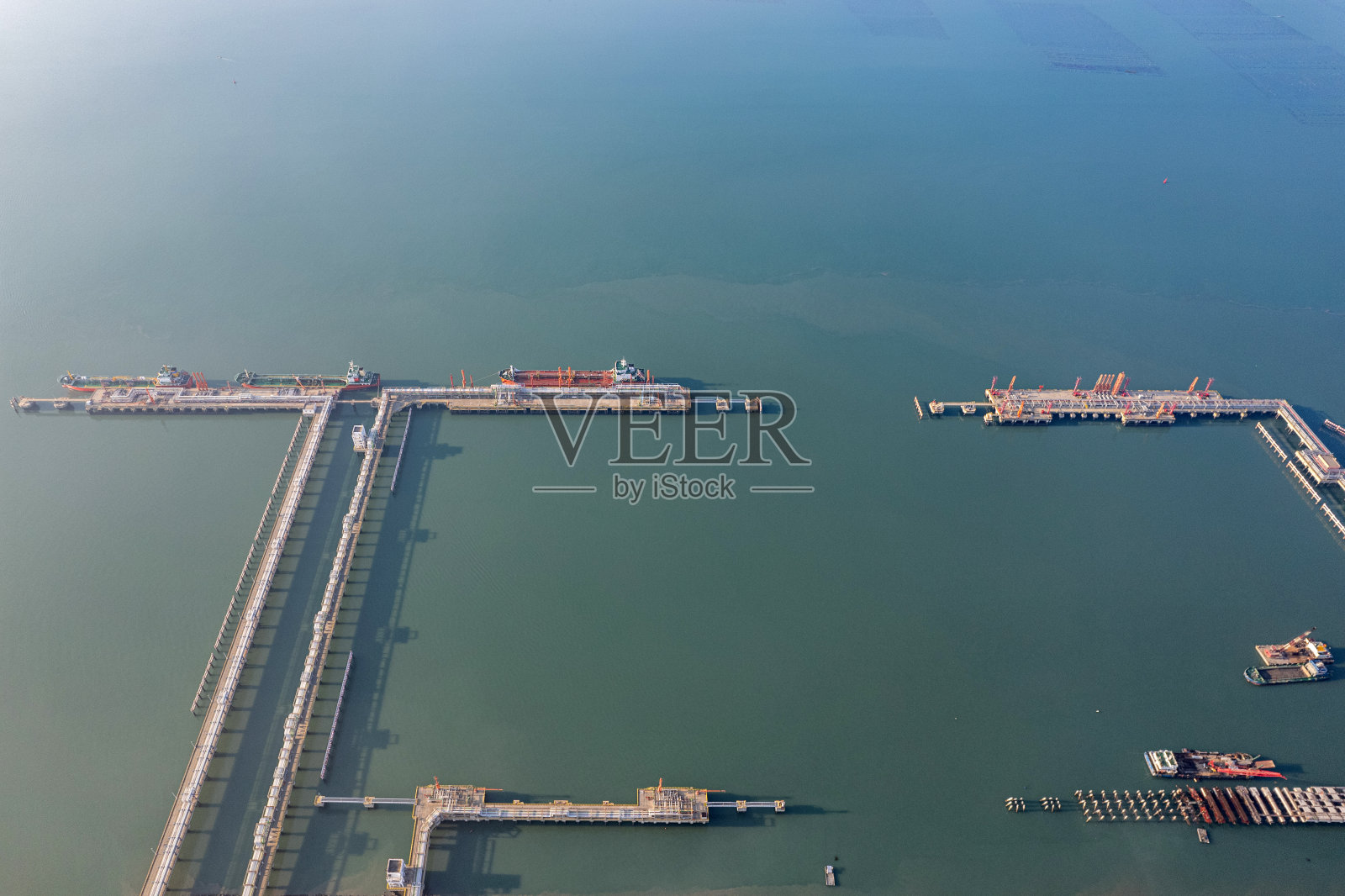 海上化工厂运输设备和储罐鸟瞰图照片摄影图片