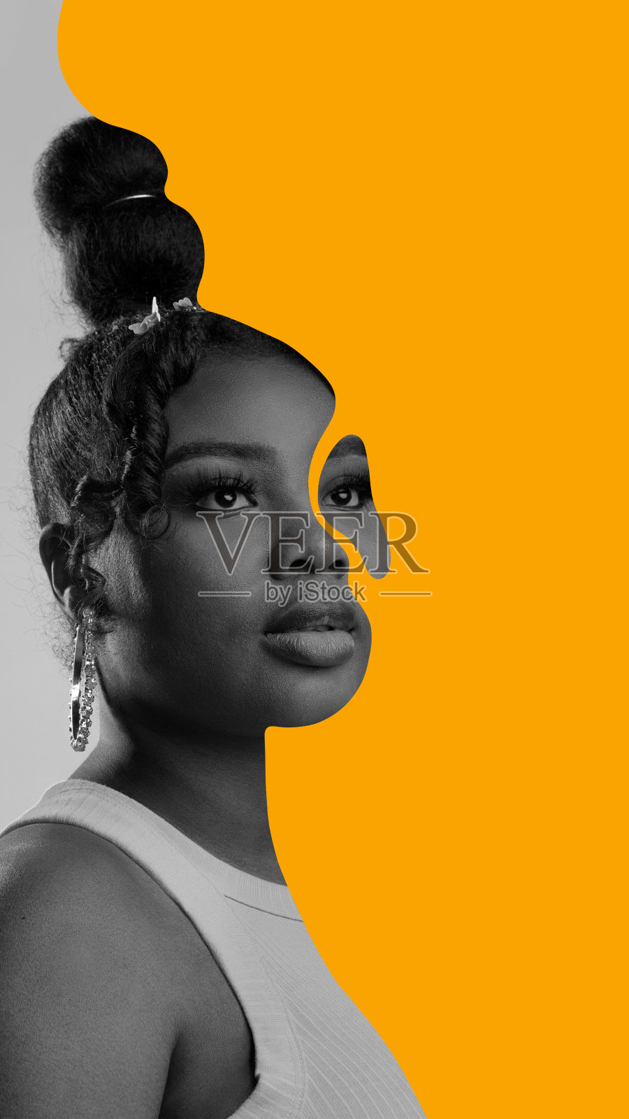 海报。当代艺术拼贴。黑白肖像的非洲年轻女子与抽象的kohl衬橙色油漆眼睛。照片摄影图片