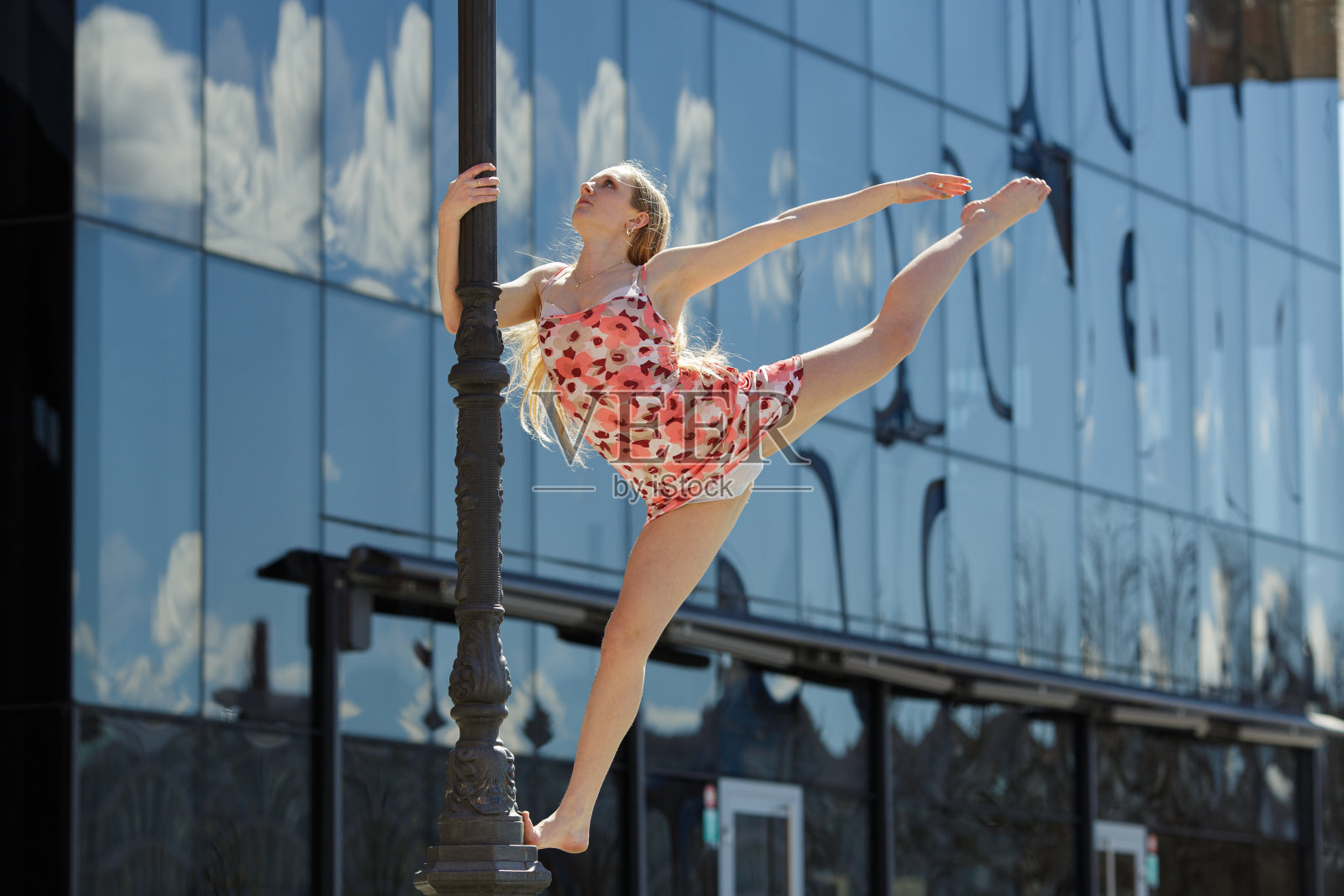 在灯光池上跳舞照片摄影图片