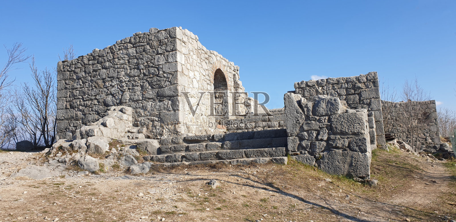 萨伯丁山上的圣瓦伦丁教堂遗址照片摄影图片