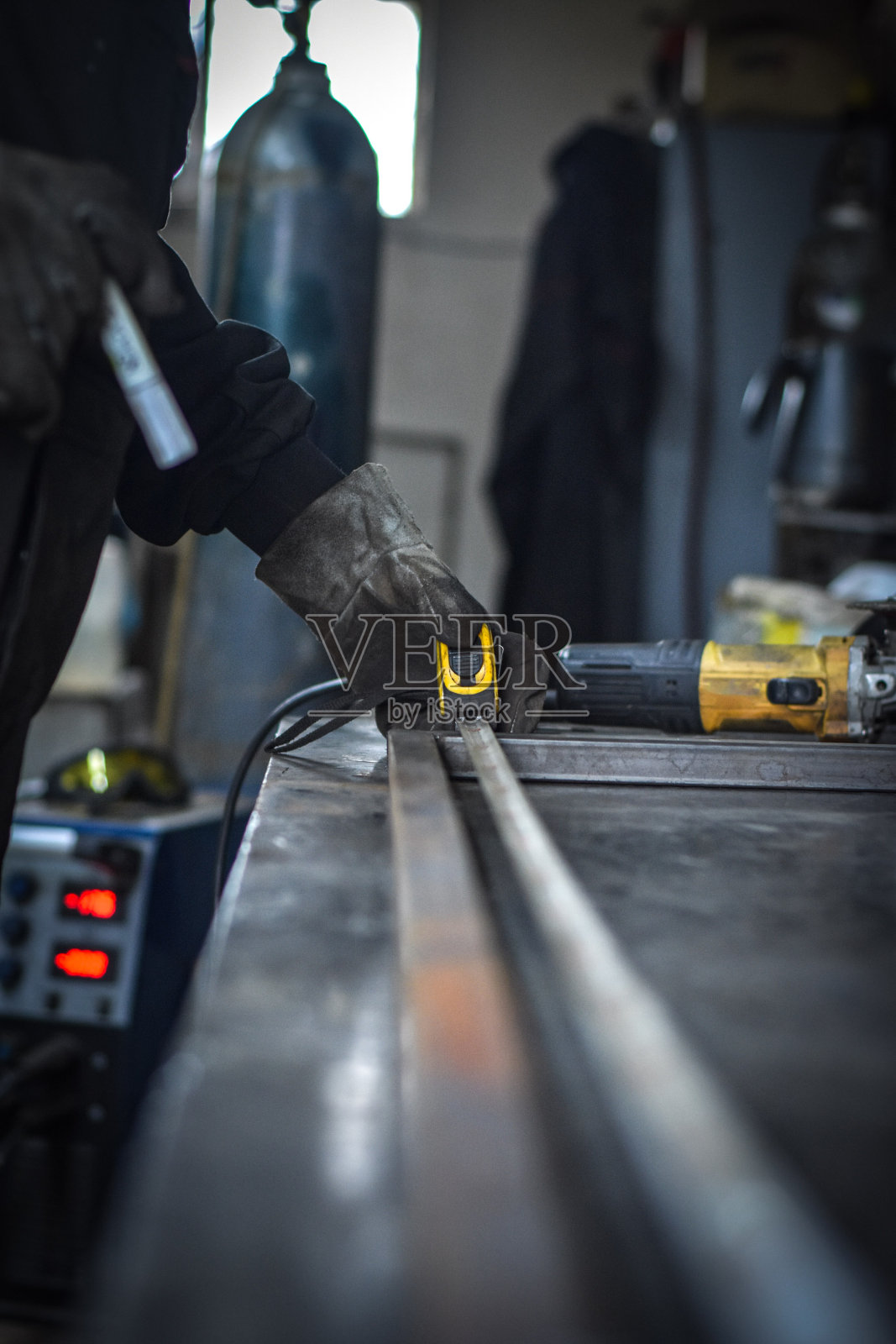 工人用磨床切割金属照片摄影图片