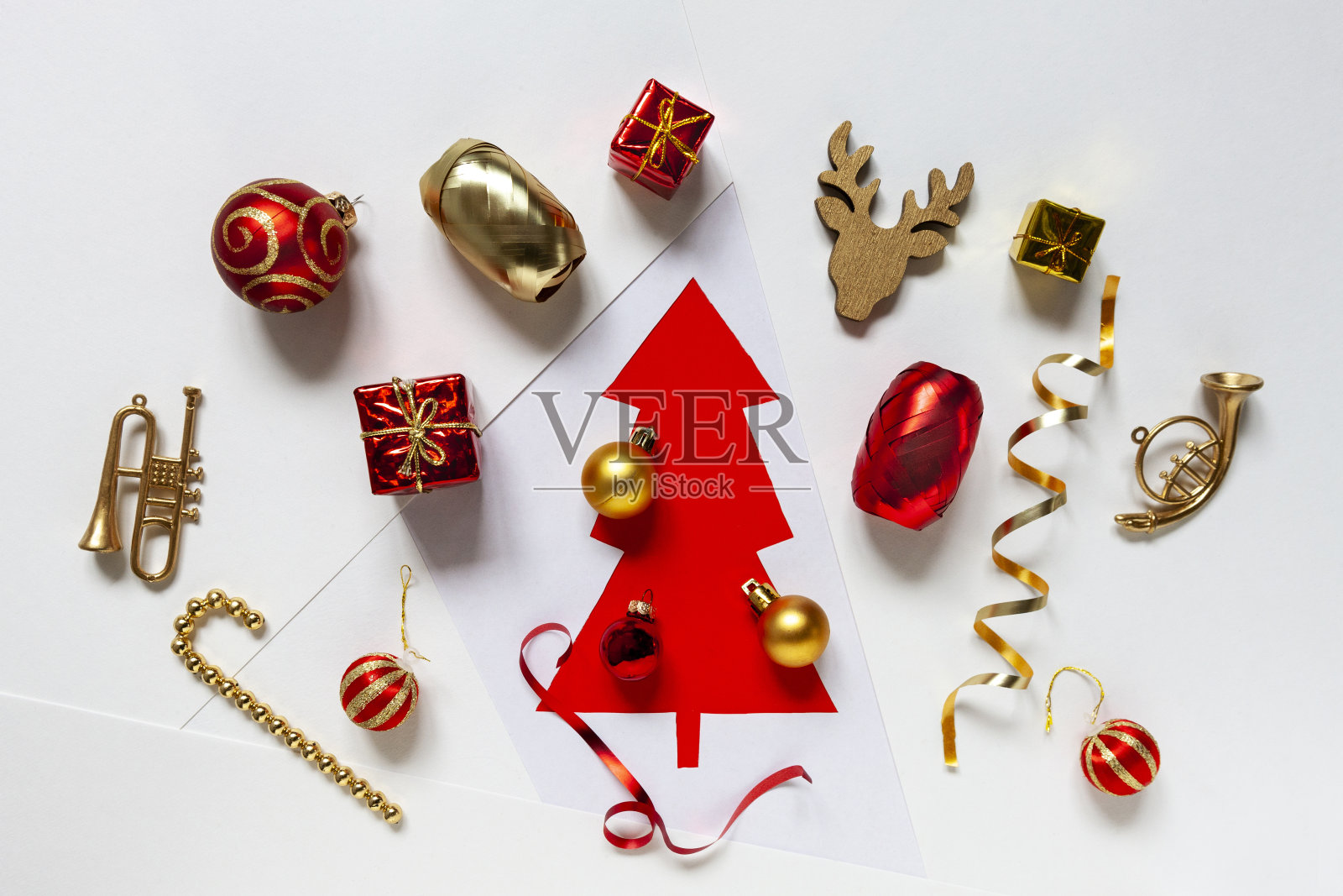圣诞节的喜庆平面由圣诞球、装饰物和礼品盒组成照片摄影图片