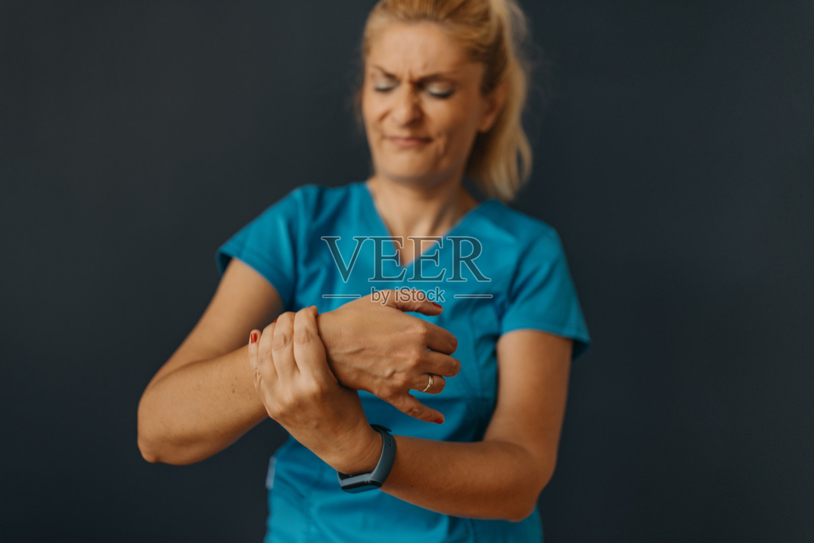 女护士，关节疼痛照片摄影图片