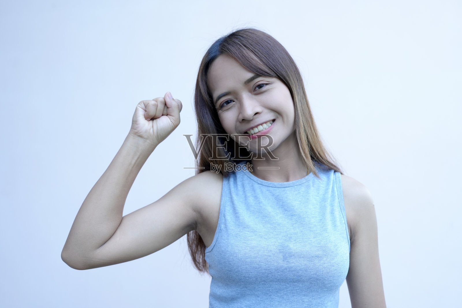 亚洲女人举起你的拳头，准备战斗。照片摄影图片