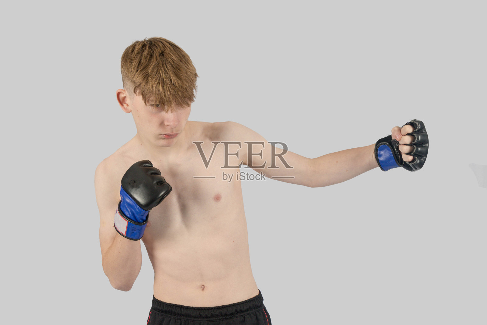 光膀子的十几岁男子综合格斗选手照片摄影图片