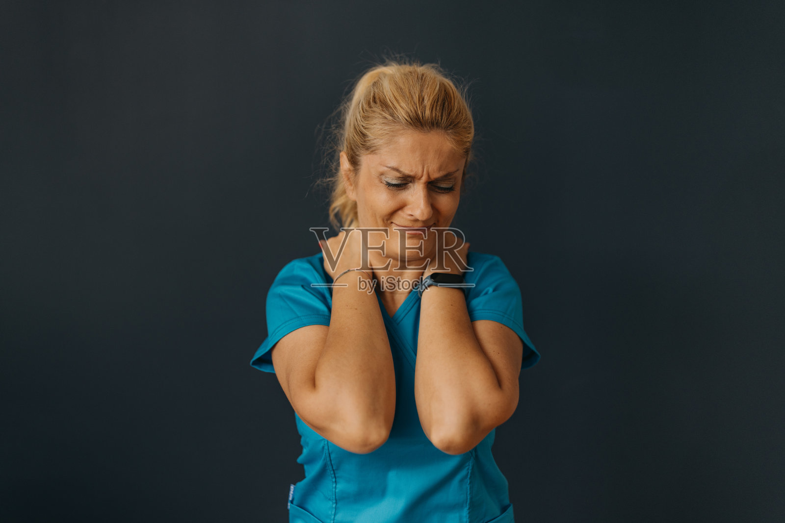 中年成年女护士颈部疼痛照片摄影图片