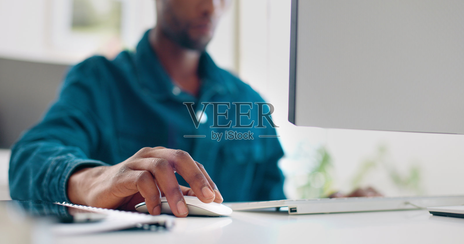 办公室，鼠标和手的人在电脑上工作的反馈，网站审查和社交媒体。为网站、数据分析和研究报告提供创意代理、技术和特写照片摄影图片