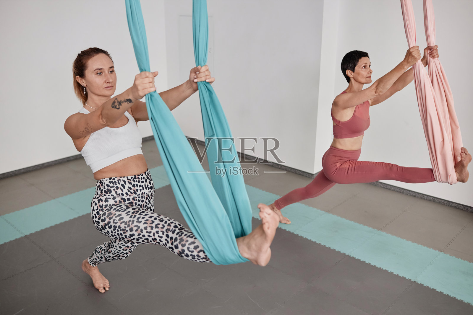 年轻女子用吊床伸展双腿照片摄影图片