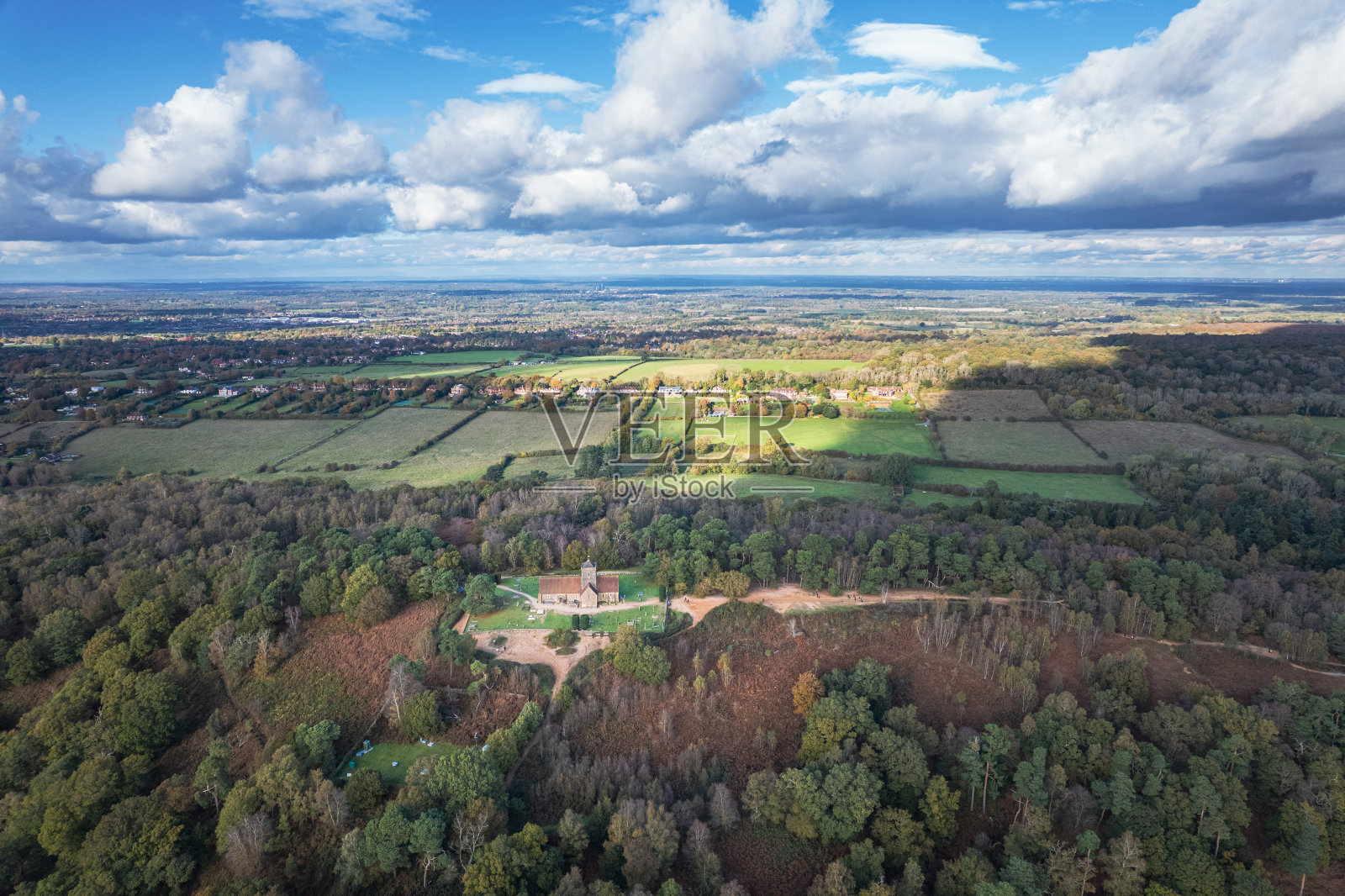 从空中俯瞰圣玛莎教堂和吉尔福德乡村，伦敦附近的著名小镇，英国，秋天，白天照片摄影图片