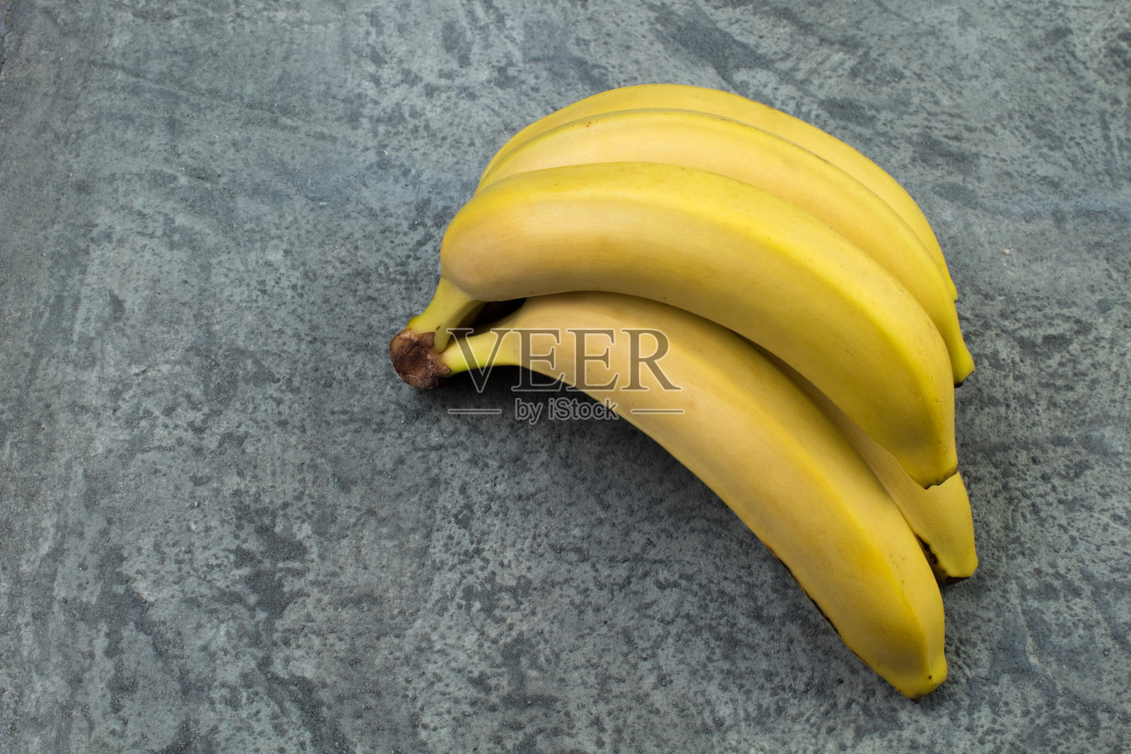 收集各种红色的书孤立在橙色的背景。每一个都是单独拍摄的。照片摄影图片