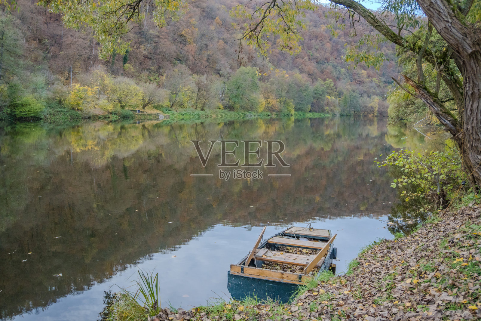 美丽的贝ounka河的景色在秋天的木船照片摄影图片