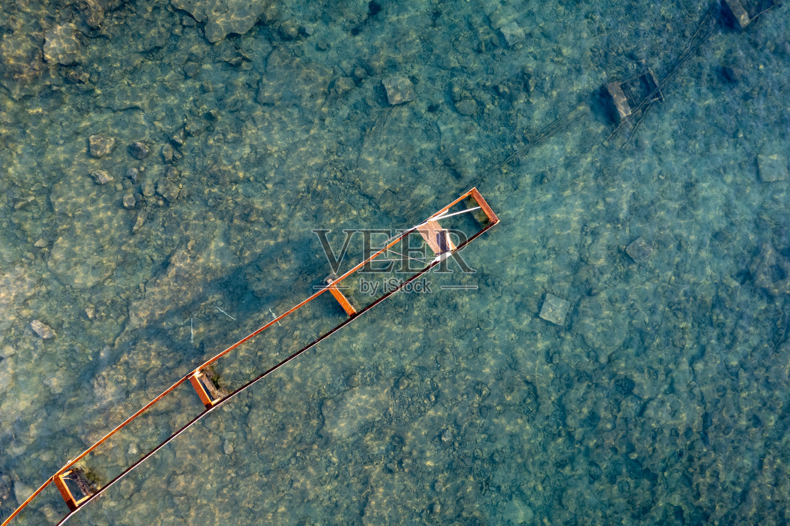 海上废弃码头的无人机俯视图。交通基础设施照片摄影图片
