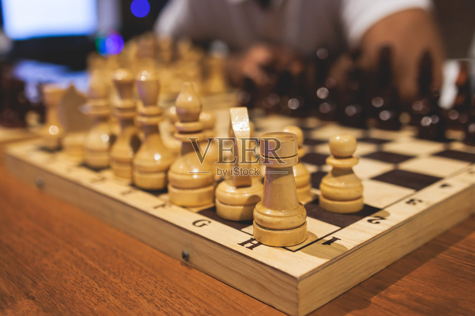 国际象棋比赛，儿童和成人在室外室内大厅参加国际象棋对局比赛，各年龄段的选手比赛，在国际象棋学校俱乐部比赛，桌面上有棋盘照片摄影图片