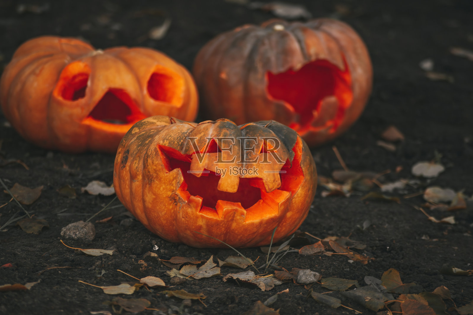 美丽的微笑橙色滑稽杰克灯笼雕刻南瓜万圣节在户外的一天照片摄影图片