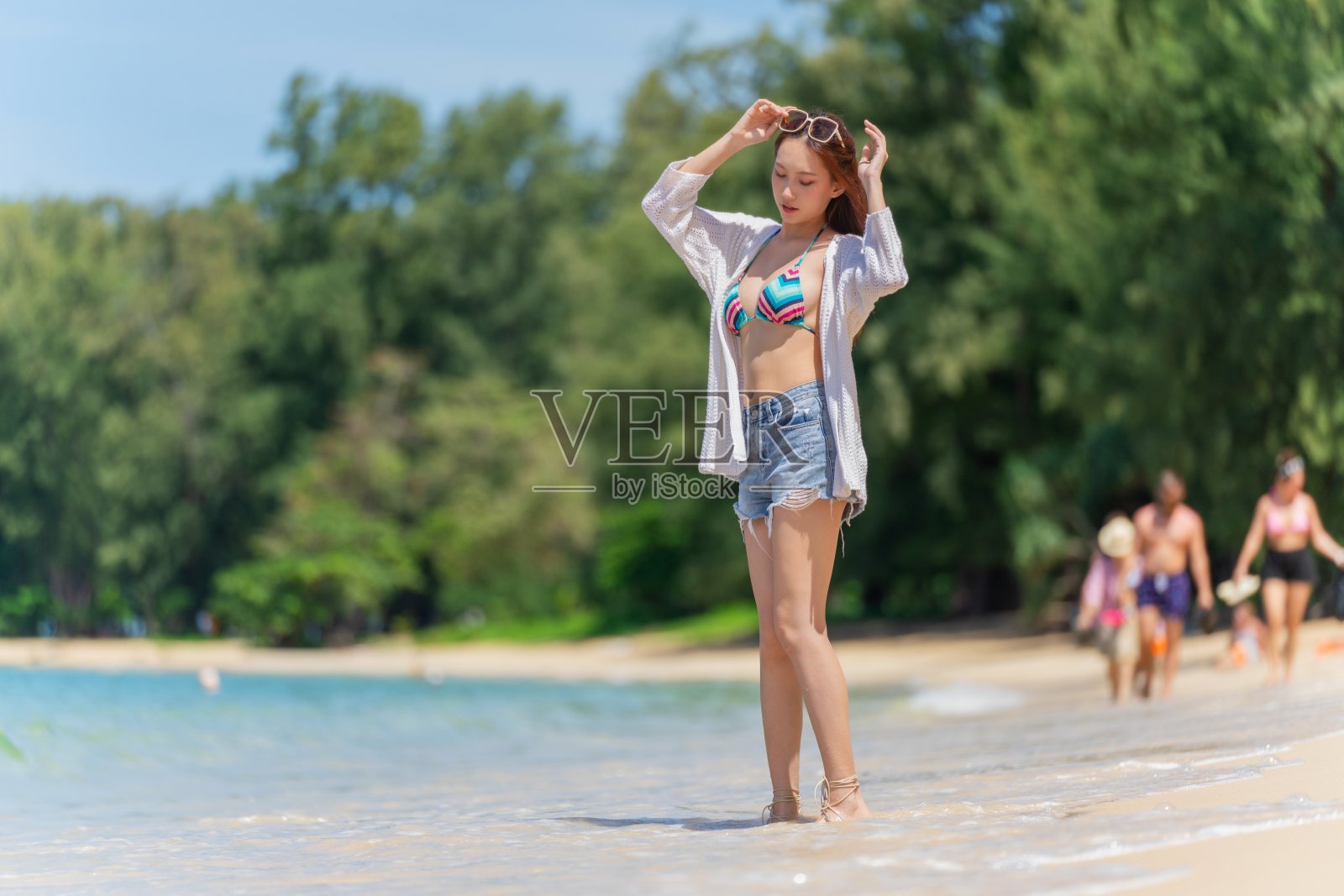 美丽的年轻亚洲女子在比基尼海滩享受自然和户外健康快乐和无忧无虑。Z世代海滩假日快乐。在海边享受自由的亚洲女性。照片摄影图片