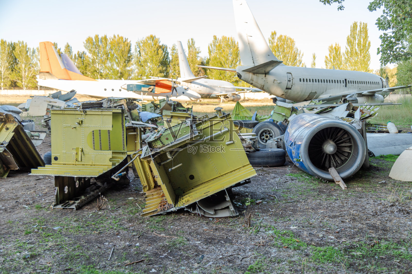 在飞机墓地里拆卸飞机照片摄影图片