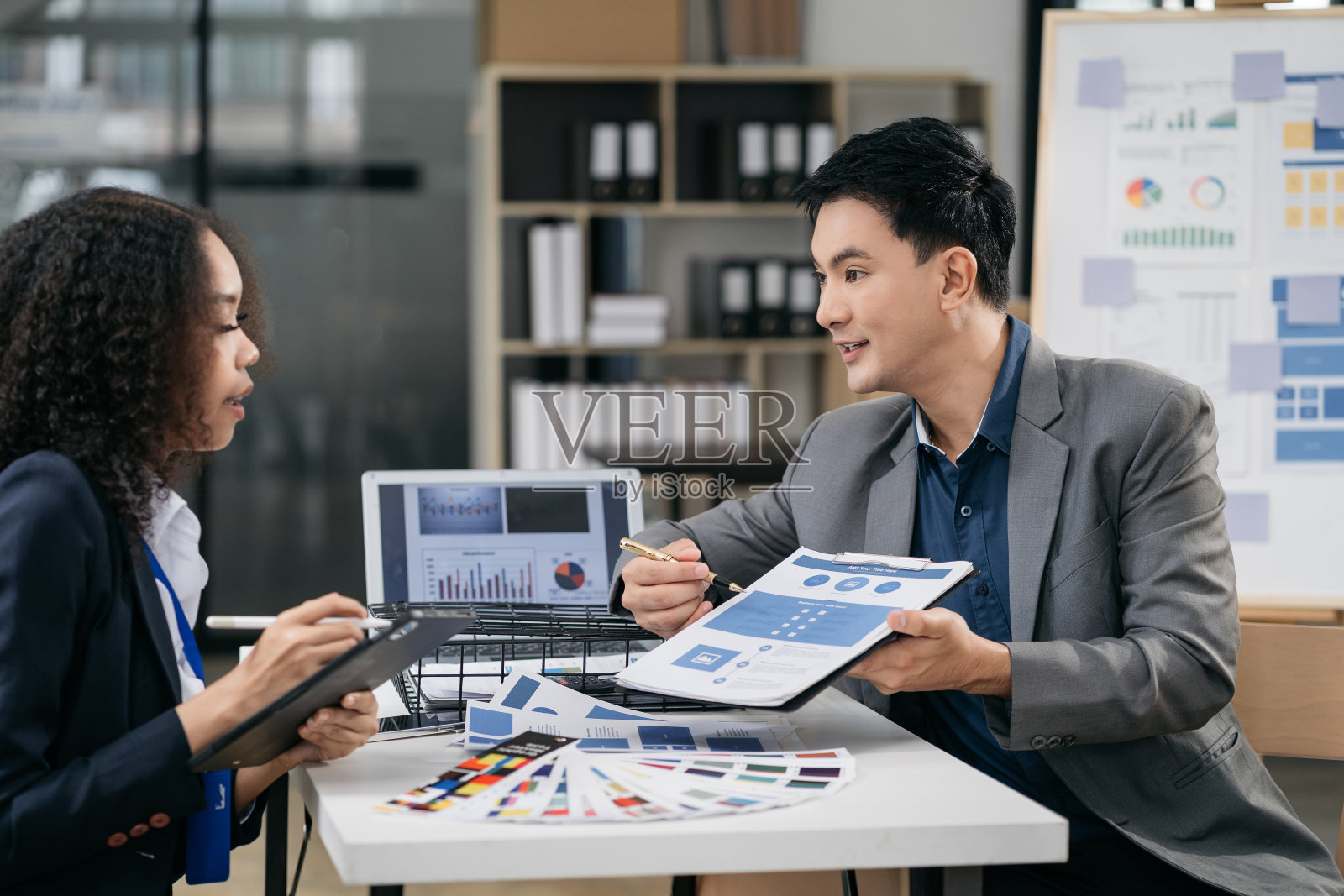 商务人士创造性的谈话讨论的想法办公室。照片摄影图片